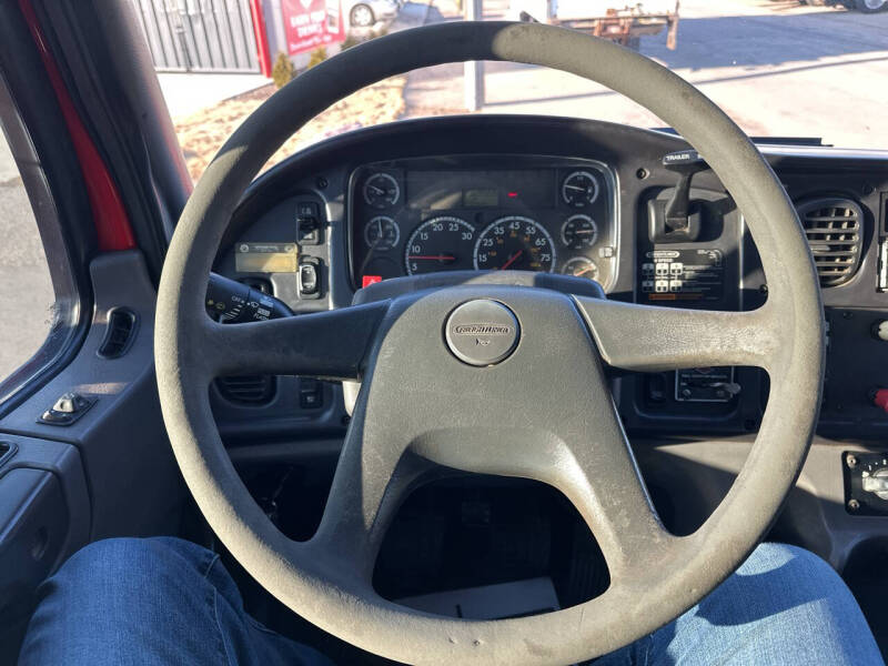 2005 Freightliner M2 106