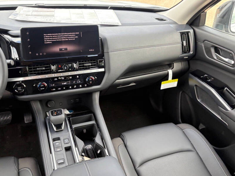 2026 Nissan Pathfinder SL