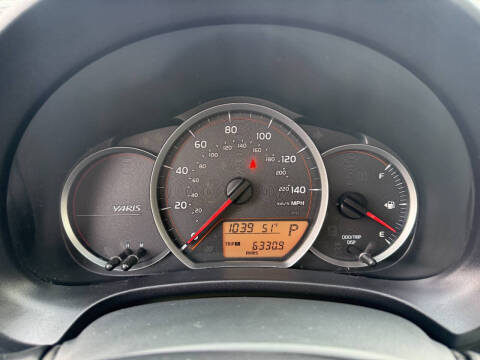 2012 Toyota Yaris 5-Door LE