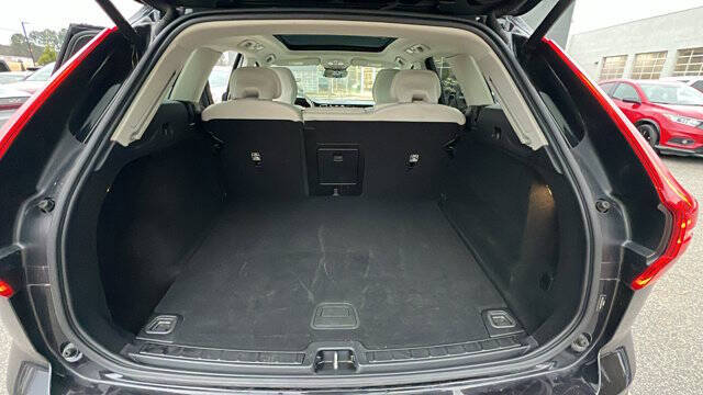 2024 Volvo XC60 B5 Core Dark Theme