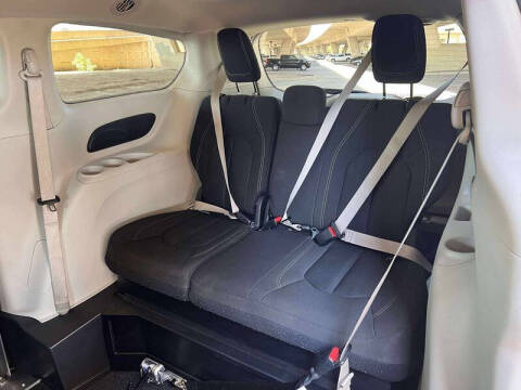 2022 Chrysler Voyager LX