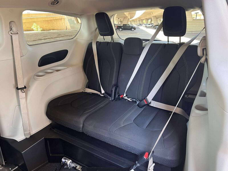 2022 Chrysler Voyager LX