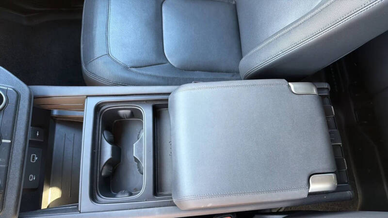 2024 Land Rover Defender 130 P400 X-Dynamic SE