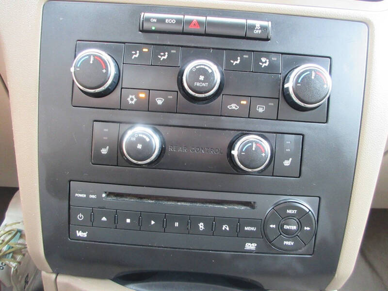 2012 Volkswagen Routan SE