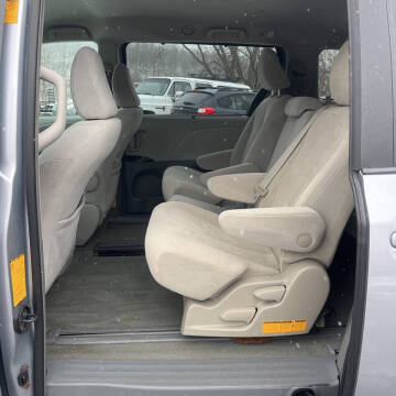 2013 Toyota Sienna LE 8-Passenger