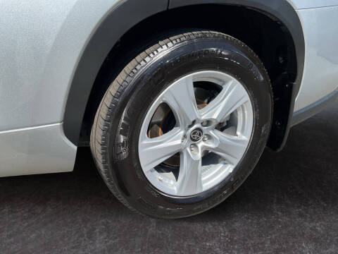 2024 Toyota Highlander LE