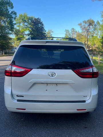 2017 Toyota Sienna XLE 7-Passenger Auto Access Seat