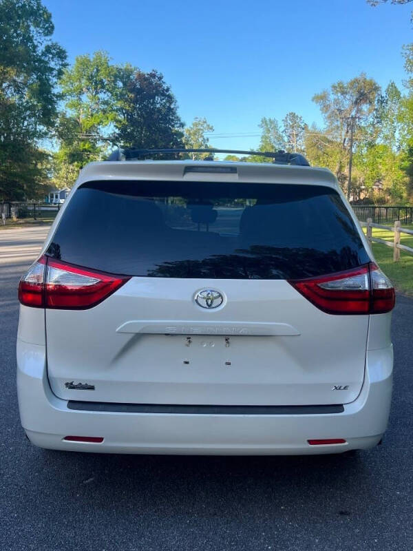2017 Toyota Sienna XLE 7-Passenger Auto Access Seat
