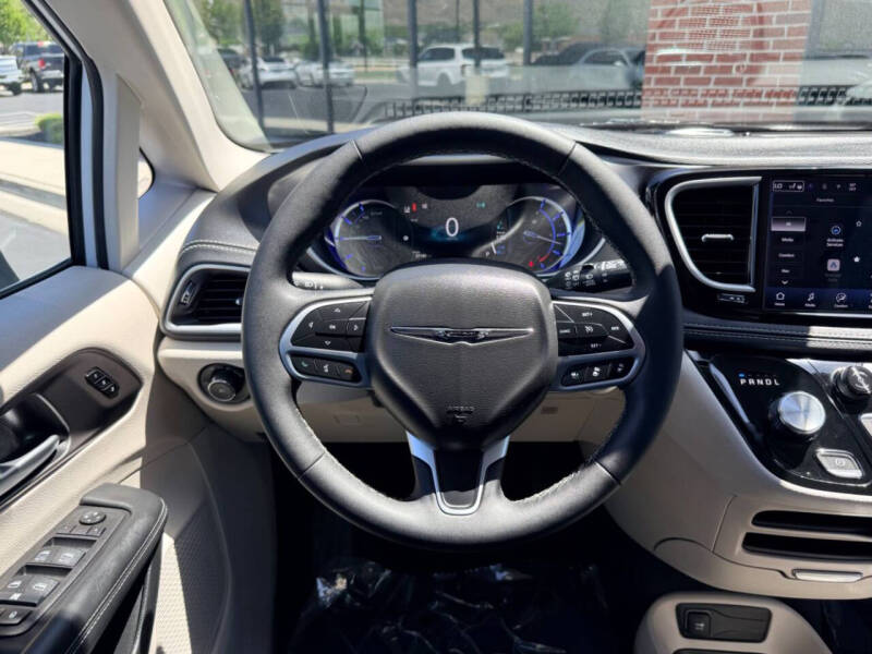 2024 Chrysler Pacifica Plug-In Hybrid Select