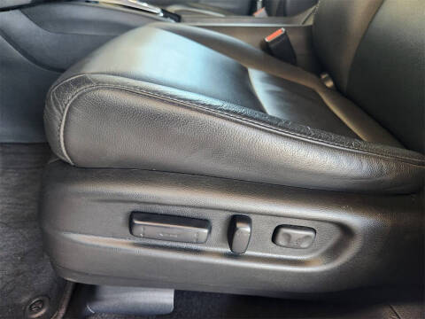 2022 Honda Pilot Touring w/Rear Captain's Chairs