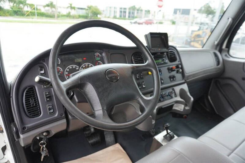 2015 Freightliner M2 106
