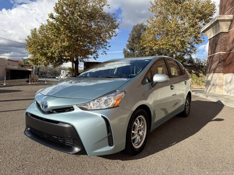 2015 Toyota Prius v Five's photo