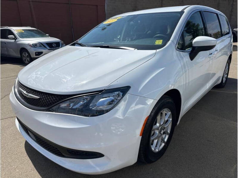 2022 Chrysler Voyager LX