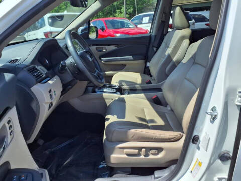 2022 Honda Pilot Touring w/Rear Captain's Chairs