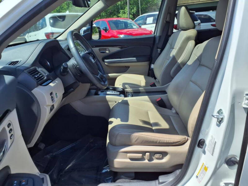 2022 Honda Pilot Touring w/Rear Captain's Chairs