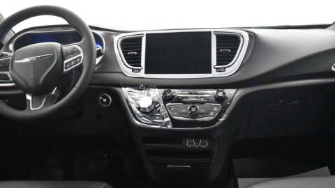 2025 Chrysler Voyager LX