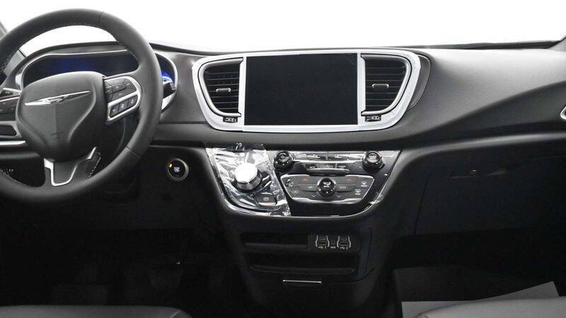 2025 Chrysler Voyager LX