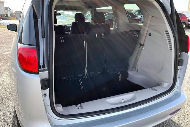 2022 Chrysler Voyager LX