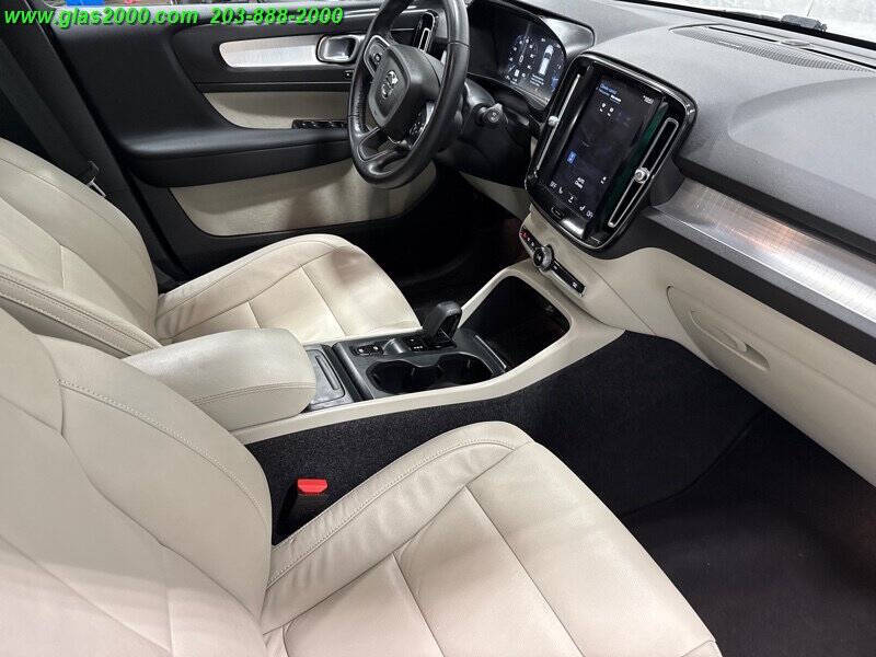 2022 Volvo XC40 T5 Momentum