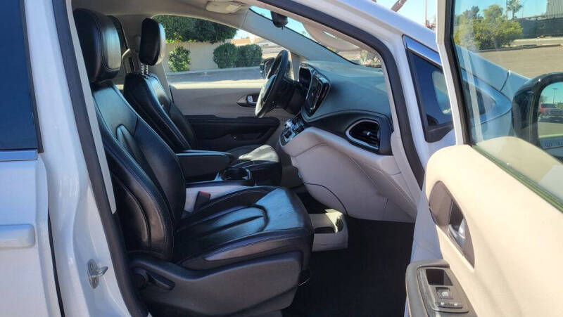 2024 Chrysler Pacifica Plug-In Hybrid Select