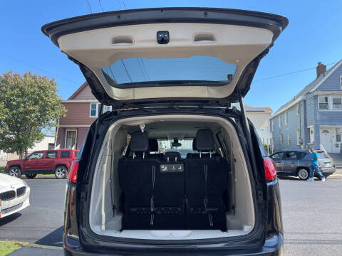 2017 Chrysler Pacifica Touring-L