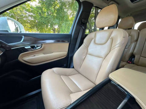 2016 Volvo XC90 T6 Momentum