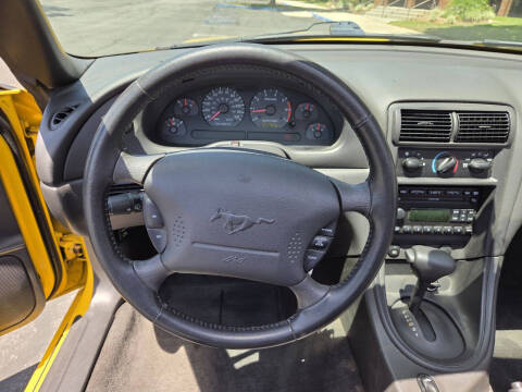 2004 Ford Mustang Deluxe