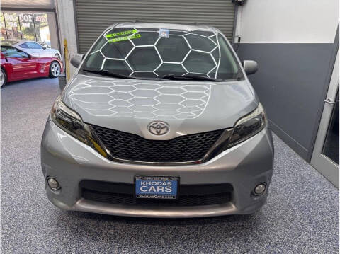 2017 Toyota Sienna SE Premium 8-Passenger