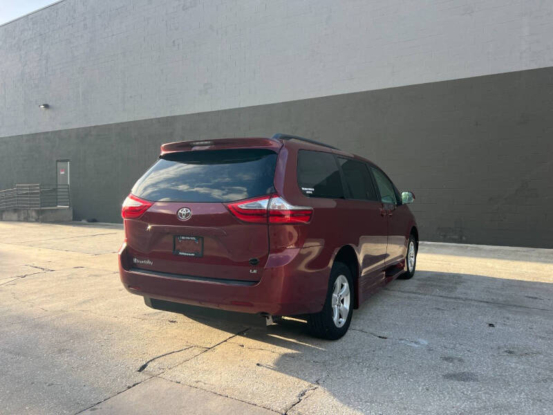 2017 Toyota Sienna LE 7-Passenger Auto Access Seat