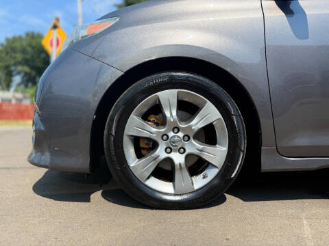 2013 Toyota Sienna SE 8-Passenger