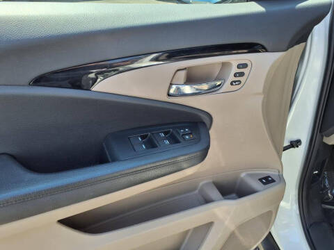 2022 Honda Pilot Touring w/Rear Captain's Chairs