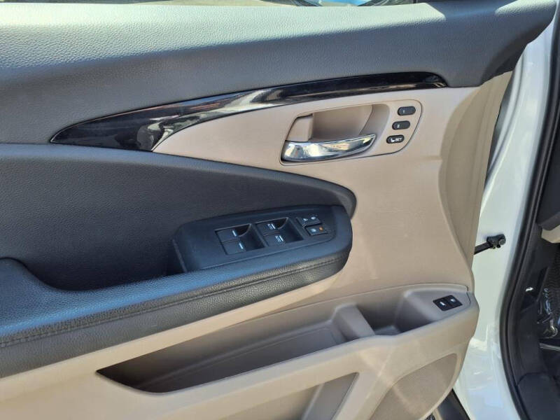 2022 Honda Pilot Touring w/Rear Captain's Chairs