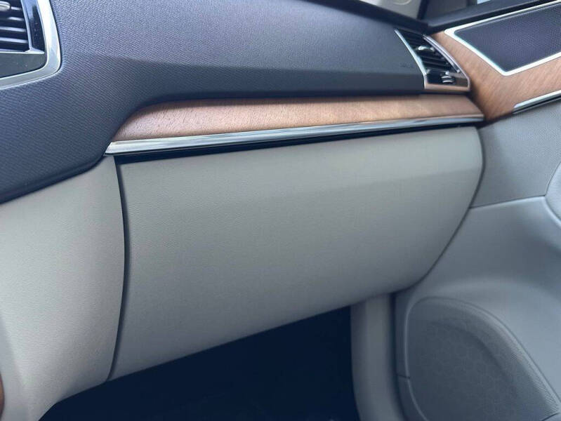 2022 Volvo XC90 T6 Momentum 7-Passenger