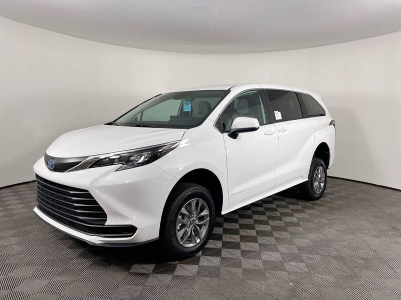 2025 Toyota Sienna LE 8-Passenger