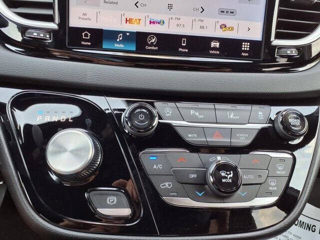 2025 Chrysler Voyager LX