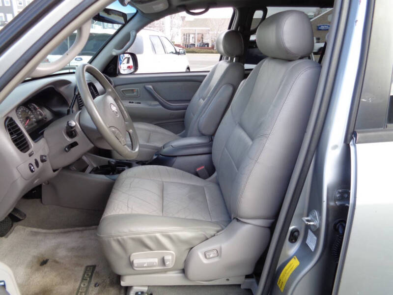 2004 Toyota Sequoia SR5