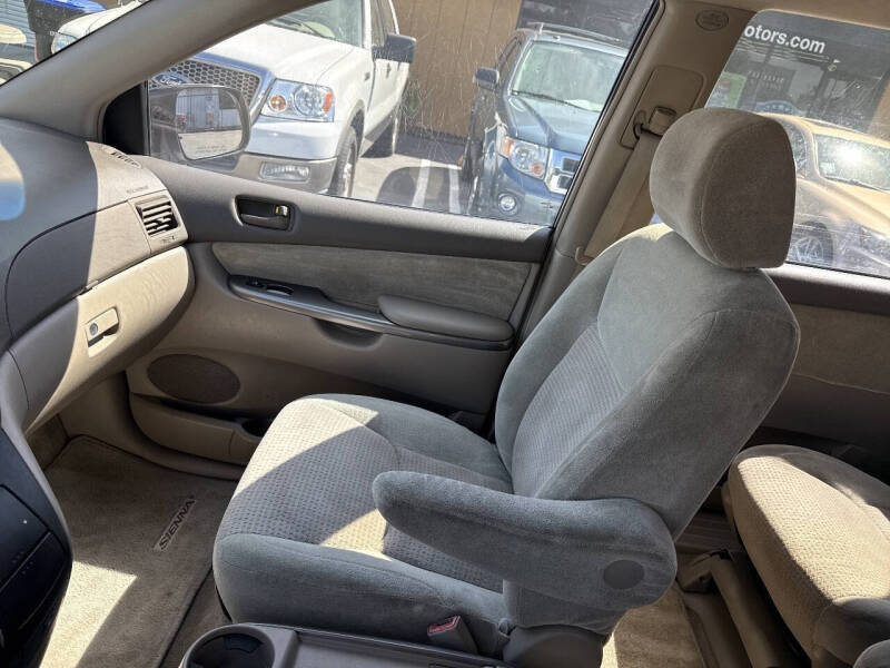 2006 Toyota Sienna CE 8 Passenger