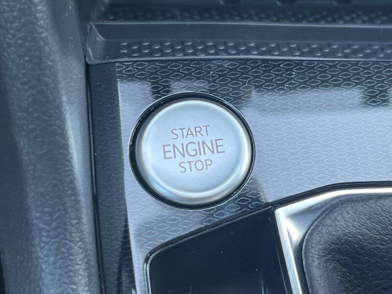 2025 Volkswagen Taos SE 4Motion