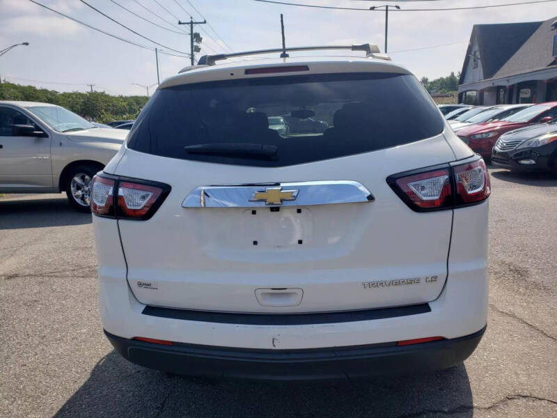 2015 Chevrolet Traverse LS photo 2