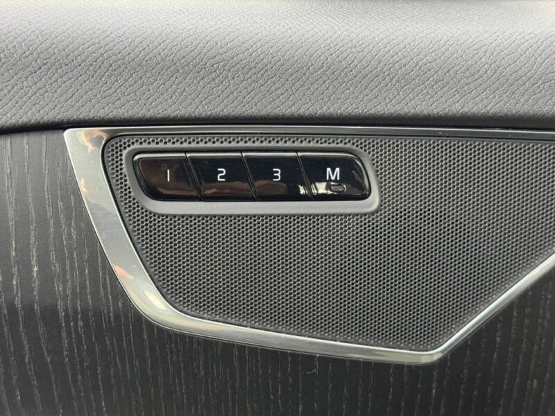 2020 Volvo XC90 T6 Momentum 6-Passenger