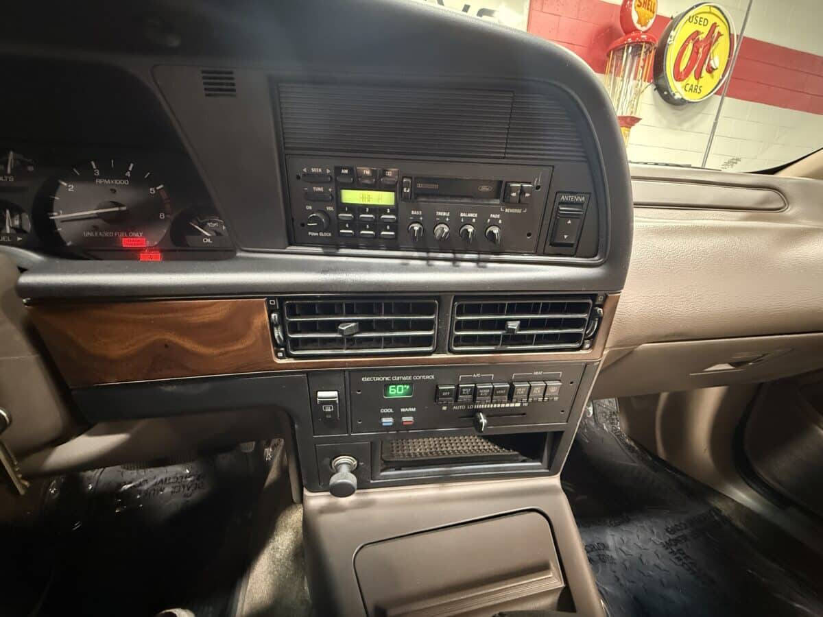 1993 Ford Thunderbird 37