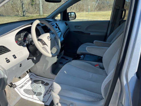 2013 Toyota Sienna LE 8-Passenger