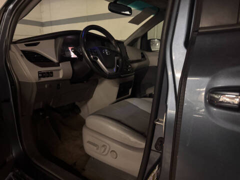 2016 Toyota Sienna XLE Premium 8-Passenger