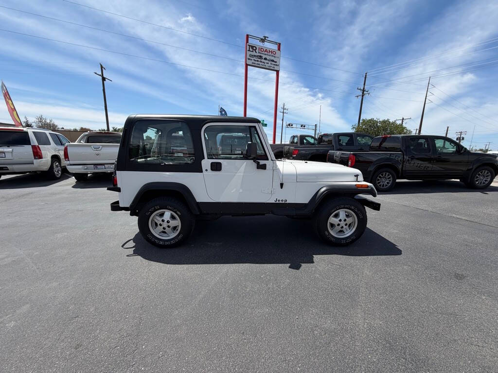 White 1995 Jeep Wrangler S 2dr S 4WD SUV 2