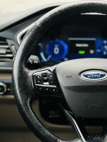 2021 Ford Escape Hybrid Titanium