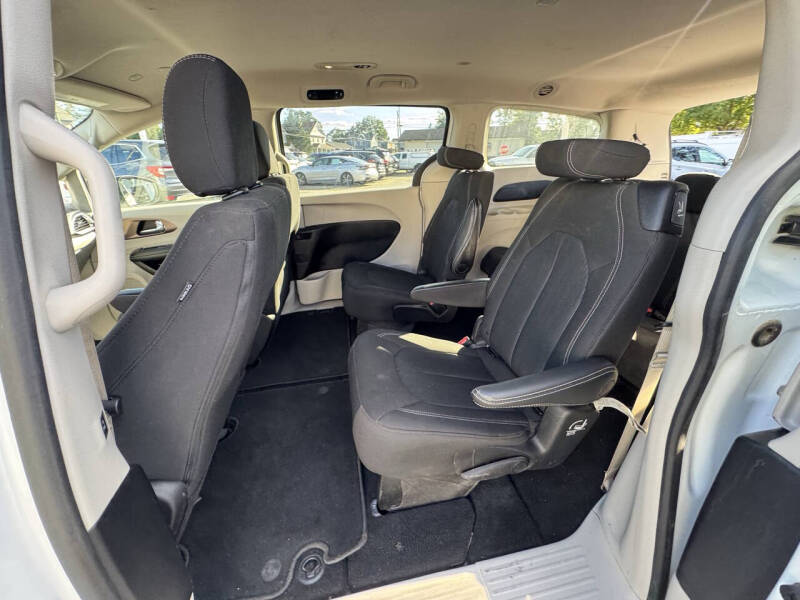 2022 Chrysler Voyager LX