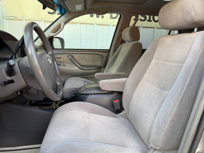 2004 Toyota Sequoia SR5