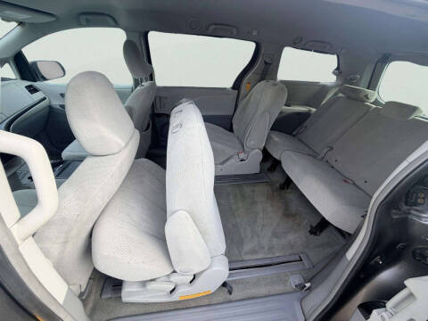2013 Toyota Sienna LE 8-Passenger