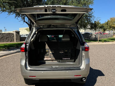 2017 Toyota Sienna XLE Premium 8-Passenger