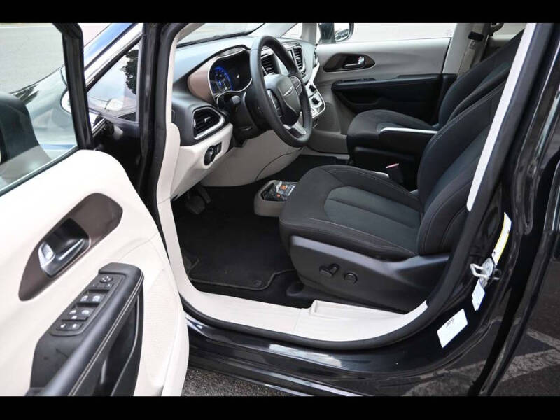 2024 Chrysler Voyager LX